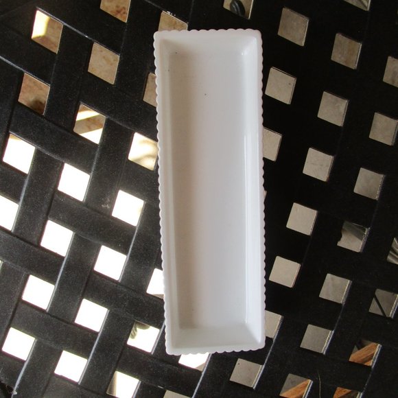 2006 ESTEE LAUDER Porcelain White Ribbed 8" Gold Vanity or Brush Tray - Picture 4 of 9